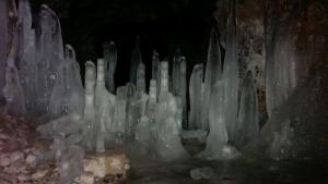 stalagmite in pesterile din Cheile Taii